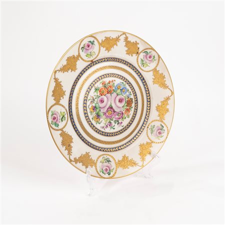Piatto in porcellana policroma, secolo XX