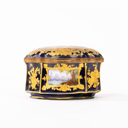 Cofanetto di forma mossa in porcellana policroma su fondo blu, manifattura di Sèvres, fine secolo XIX - inizi secolo XX