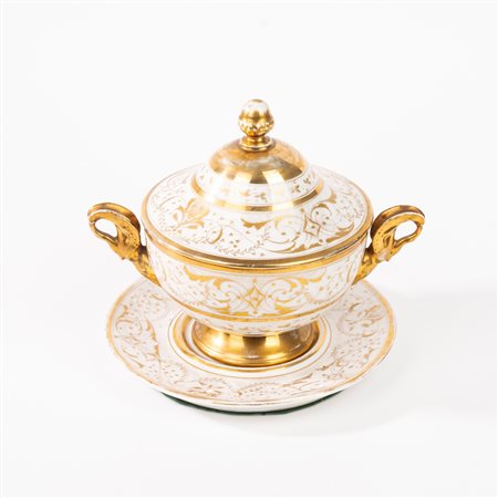 Tazza da puerpera con piatto, in porcellana bianca e oro, Francia, secolo XIX