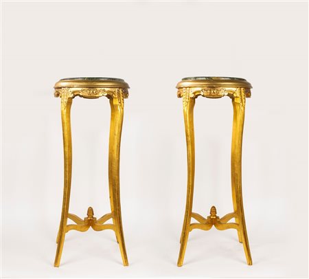 Coppia di gueridon in legno intagliato e dorato con ripiano in marmo verde, secolo XX