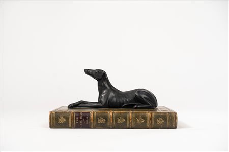 Fermacarte in legno dipinto a forma di levriero accovacciato su libro