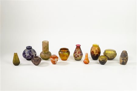 GALLE'. Collezione di dodici vasetti in vetro di varie forme e misure