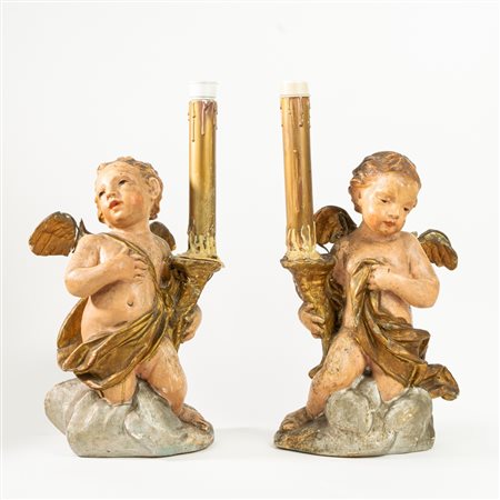 Coppia di antichi angeli reggi torcia in terracotta dipinta in policromia