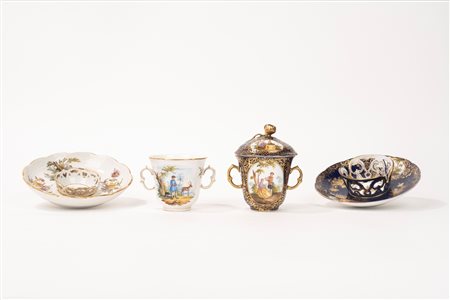 Due tazzine trembleuse in porcellana policroma con piattino, una a fondo blu l'altra bianco,  fine secolo XIX  - inizi secolo XX