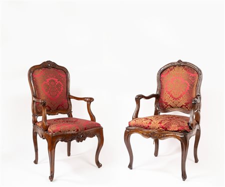 Due poltrone Luigi XV in legno intagliato