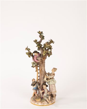 Gruppo in porcellana policroma raffigurante la raccolta delle mele, manifattura di Meissen, secolo XIX