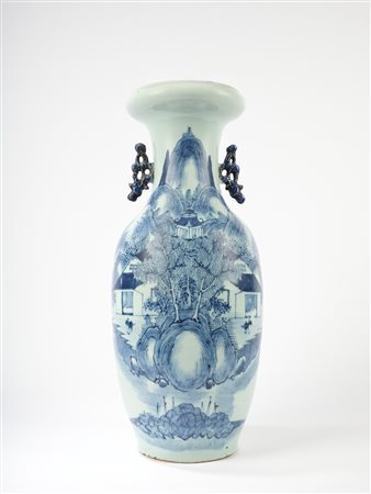 Vaso biansato a fondo celadon in porcellana bianco e blu, China, late Qing dynasty