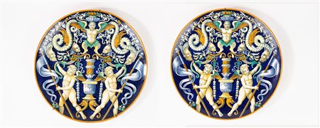 Coppia di grandi piatti da parata in maiolica policroma. Manifattura di Richard Ginori, fine secolo XIX/XX