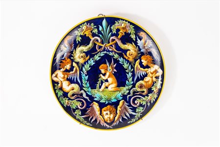 Piatto da parata in maiolica policroma.  Manifattura di Ginori, fine secolo XIX