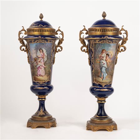 Coppia di vasi pot-pourri biansati con coperchi in porcellana di Sèvres con guarnizioni in bronzo dorato, secolo XIX
