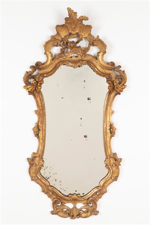 Specchiera di forma mossa in legno intagliato e dorato a volute fogliate, secolo XX