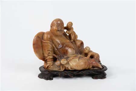 Scultura in pietra saponaria raffigurante Budai, Cina, secolo XIX