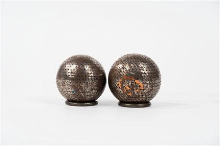 Lotto composto da due bocce chiodate "Lyonnaises", Francia, inizi secolo XX