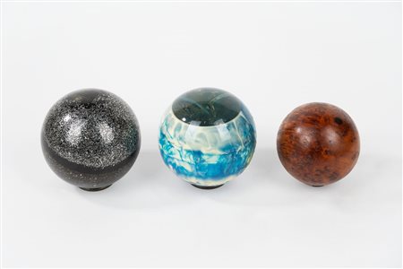 Lotto composto da tre sfere: due in plexiglass e una in legno, secolo XX