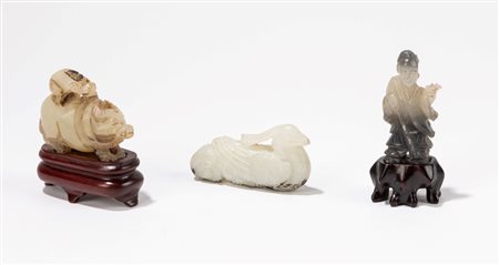 GRUPPO DI TRE SCULTURINE IN GIADA/PIETRA DURA, China, 20th century