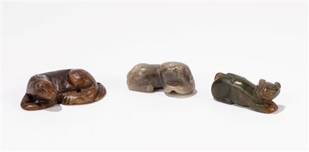 LOTTO COMPOSTO DA TRE FELINI IN GIADA/PIETRA DURA, China, 20th century