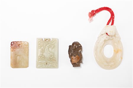 UN DISCO BI, DUE PENDENTI E UNA SCULTURINA IN PIETRA DURA/GIADA, China, 20th century