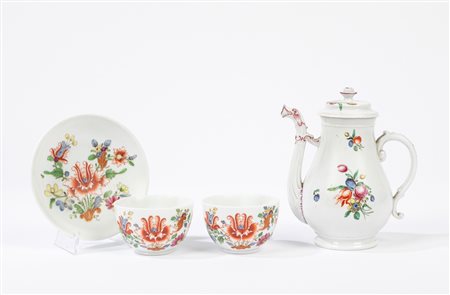 Lotto composto da due tazzine di cui una senza piattino ed una caffettiera in porcellana policroma, late 18th century - early 19th century