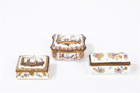 Tre tabacchiere in porcellana policroma, 19th century manufacturing