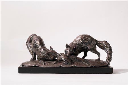 Guido Cacciapuoti (Napoli 1892-1953)  - Scultura in terracotta ricoperta con lamina in rame argentato raffigurante due volpi che assaltano un fagiano