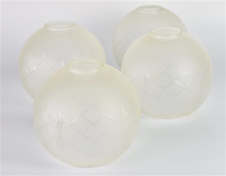 LOTTO DI QUATTRO PARALUMI IN VETRO vetro satinato e molato, forma a sfera, h...