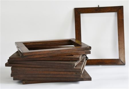 LOTTO DI UNDICI CORNICI DI UGUALI DIMENSIONI noce massello cm 35x29 Difetti e...