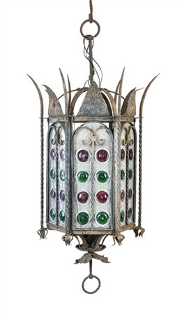 Lampada da portico esagonale di gusto neogotico in ferro battuto con vetri inco