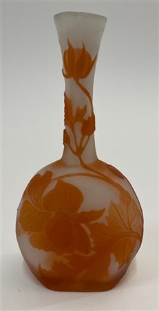 Gallé Vasetto soliflore in vetro soffiato cammeo inciso all'acido nei toni opale