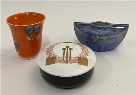 Lotto composto da scatola con coperchio in porcellana con decori in oro della m