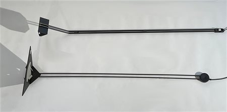 Una lampade a stelo da parete in metallo verniciato in nero, di cui una della s