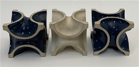 Lotto di tre elementi decorativi di cui due in ceramica smaltata blu e uno grez