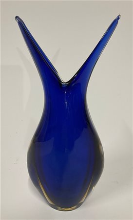 Manifattura di Murano Vaso in vetro sommerso blu, ambra e incolore con collo bif