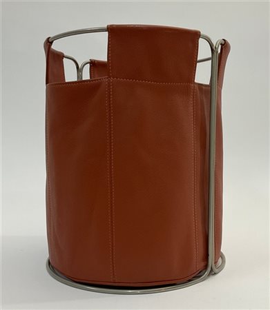 Cestino in pelle color terra di Siena con struttura in metallo nichelato. Itali