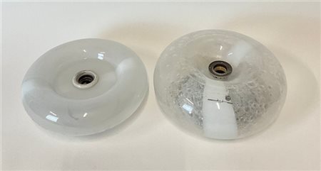 Due plafoniere. Italia, anni '70. Vetro soffiato a bolle e opalescente con fasc