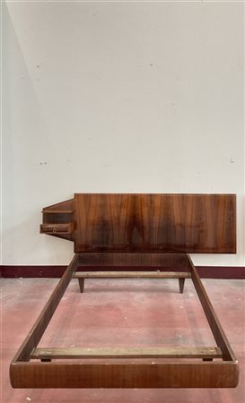 Letto a una piazza e mezzo in legno impiallacciato con testata con cassetto e r