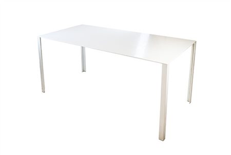 Scrivania in metallo laccato bianco. Italia, anni 2000. (cm 160x72x80) (difetti