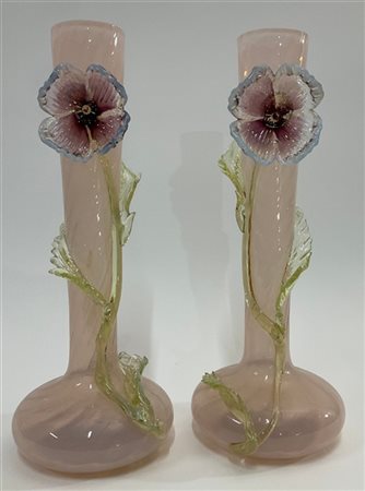 Coppia di vasi in vetro soffiato incamiciato lattimo e rosa trasparente con fio