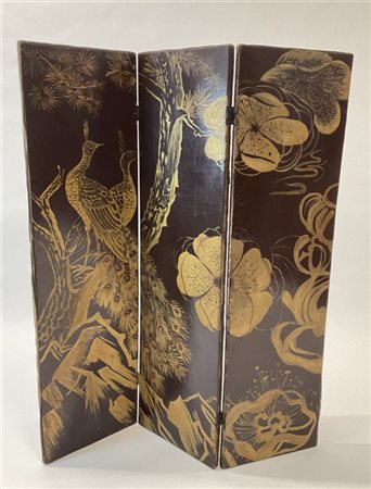Paravento a tre ante in legno dipinto in oro a pavoni e fiori. Inizio secolo XX
