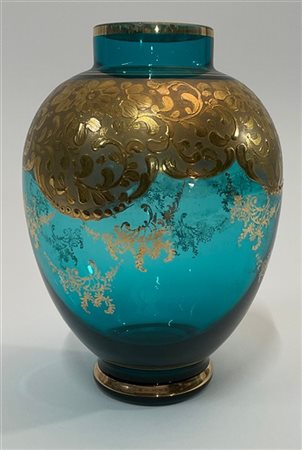 Vaso in vetro soffiato turchese trasparente decorato a fiori e ghirlande vegeta