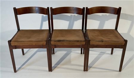 Cassina Tre sedie. Italia, anni '60. Struttura in legno e seduta imbottita e riv