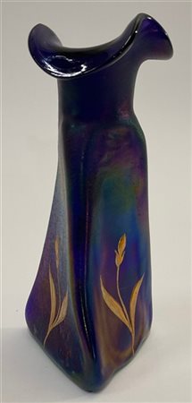 Manifattura centroeuropea Piccolo vaso di forma triangolare in vetro soffiato bl