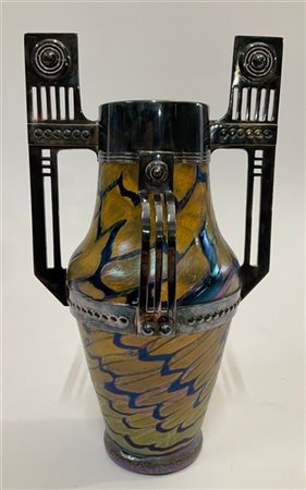 Manifattura centroeuropea Vaso in vetro iridato con montatura biansata in metall