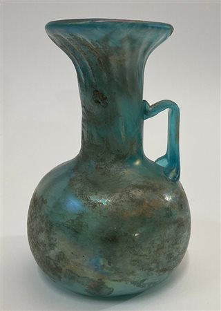 Piccolo vaso in vetro soffiato azzurro con superficie iridata e decorata a effe