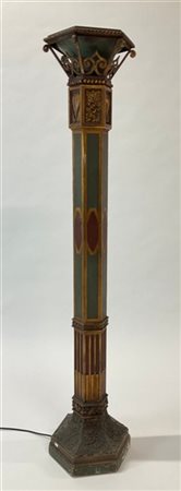 Lampada da terra con fusto esagonale in legno intagliato e dipinto nei toni del