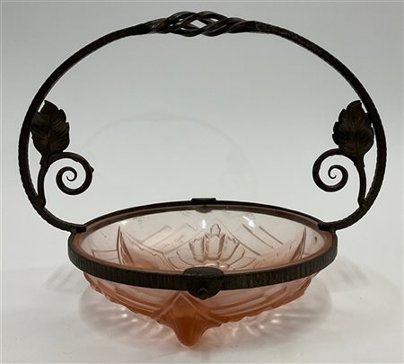 Muller Frères Fruttiera in vetro soffiato in stampo color rosa e montatura in me