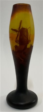 Muller Frères Vaso in vetro soffiato cammeo inciso all'acido nei toni del bruno,