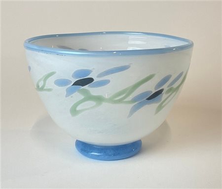 Manifattura di Murano Coppa in vetro soffiato lattimo e celeste con murrine flor