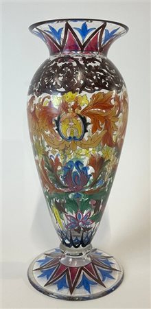 Vedar Vaso in cristallo decorato a smalto con motivi rocaille in policromia. Mil