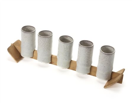 Alessio Tasca Set di cinque bicchierini in gres smaltato grigio, base in legno.