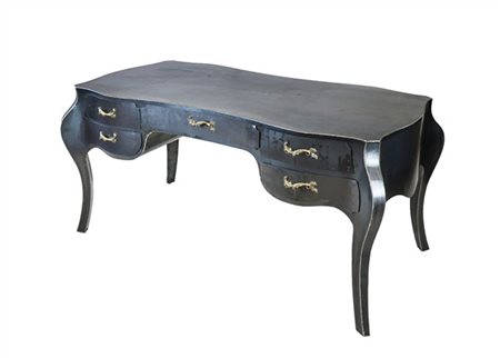 Scrivania da centro di forma mossa in ferro verniciato nero con cinque cassetti